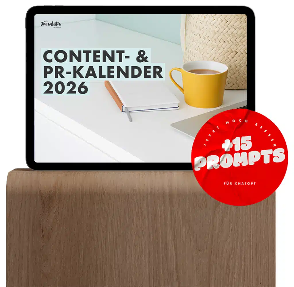 Tablet auf Holztisch mit der Aufschrift ‚Content- & PR-Kalender 2026‘, daneben ein Notizbuch, ein Stift, eine gelbe Kaffeetasse und ein roter Hinweis ‚+15 Prompts für ChatGPT‘